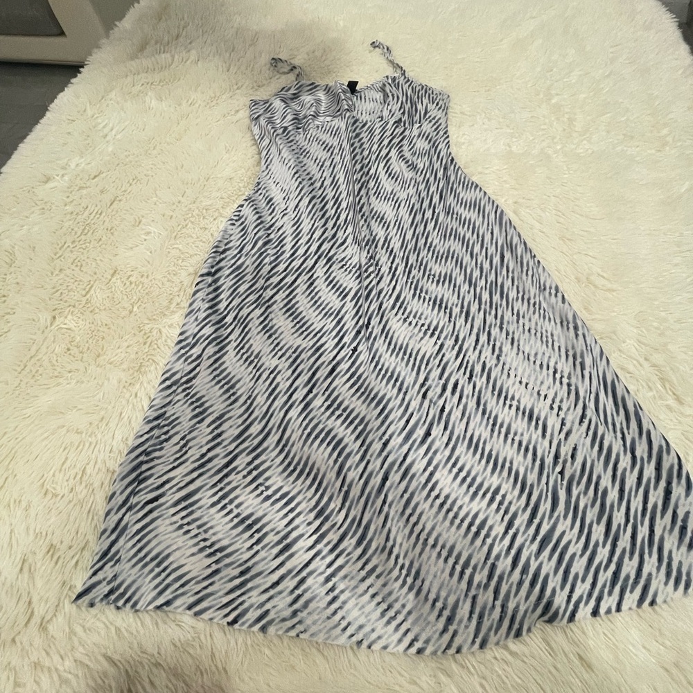 Banana Republic Gray and White Patterned Top